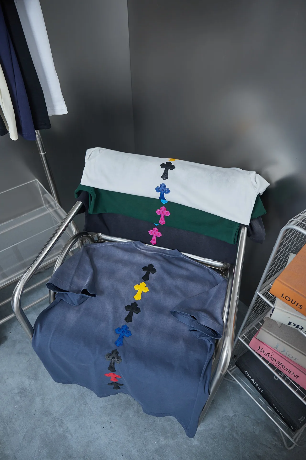 🅿️210 Ch*ome Hearte 25SS early spring new style Three-dimensional sponge thick version Chloë Hearte logo short sleeves Light luxury essential item for daily commuting for men and women Correct version Welcome to compare Detailed features · 320g 100% pure cotton double yarn jersey fabric · Custom dyed in the same vat with special thickened 32 count double-ply 1X1 thread · Three-dimensional sponge thick version Chloé Hearte logo printing · Ready-to-wear dyeing Then do the faded fried snowflake process, then wash it to make it look old · General washing to improve the effect · Double-needle stitching and cross-stitch process · Original main mark, washed tag, brand moisture-proof paper packaging Color: white/black/green/blue Size: S/M/L/XL